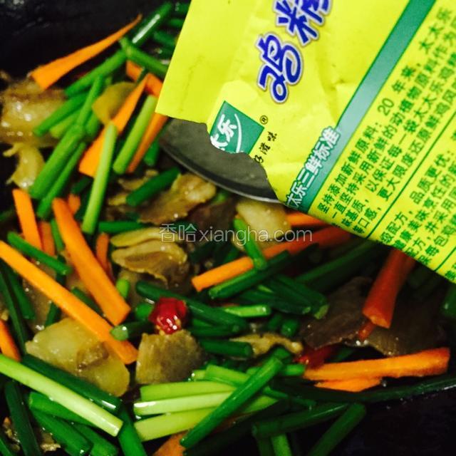 炒熟后最后加入适量鸡精调味