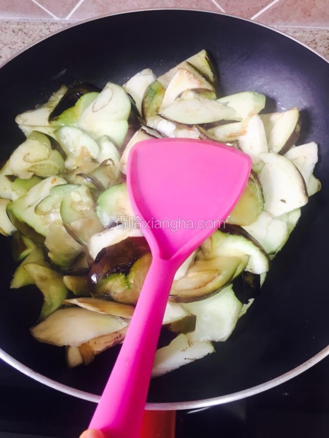 时常翻动茄子，避免糊锅底，但也不用太频繁

开始茄子会吸油，过一会就开始吐油了，不要担心

在这个过程中可以用铲子压一压茄子，如果茄子块比较大比较厚，这一步就不能省略