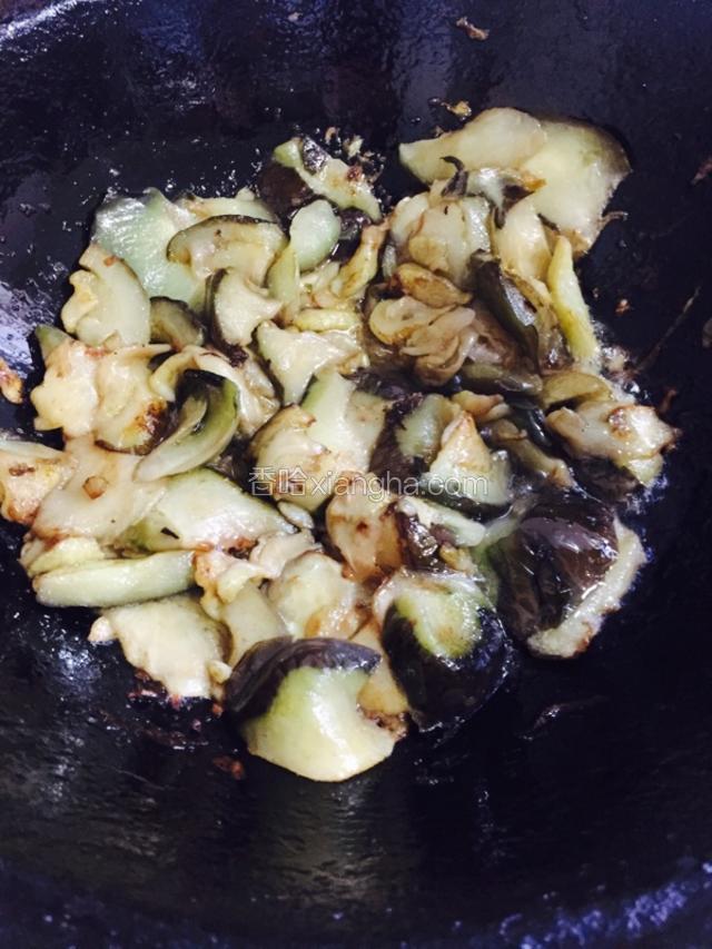 炒至茄子焦黄，完全断生，而且此时锅中的油跟最开始放的油差不多，就说明可以进行下一步了。

从茄子下锅到炒至焦黄，是一个比较漫长的过程，千万不要太着急，用铲子轻压茄子可以缩短一些时间，但是不要太用力，会把茄子压烂