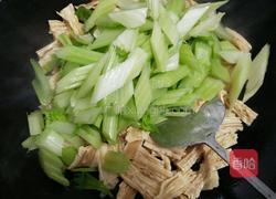 西芹炒腐竹的做法图解5