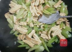 西芹炒腐竹的做法图解8