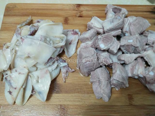 将小排过下水去腥味，墨鱼干洗净