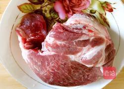 梅花肉烧蒜苔粉条的做法图解1