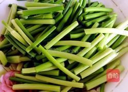 梅花肉烧蒜苔粉条的做法图解2