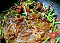 梅花肉烧蒜苔粉条的做法图解12