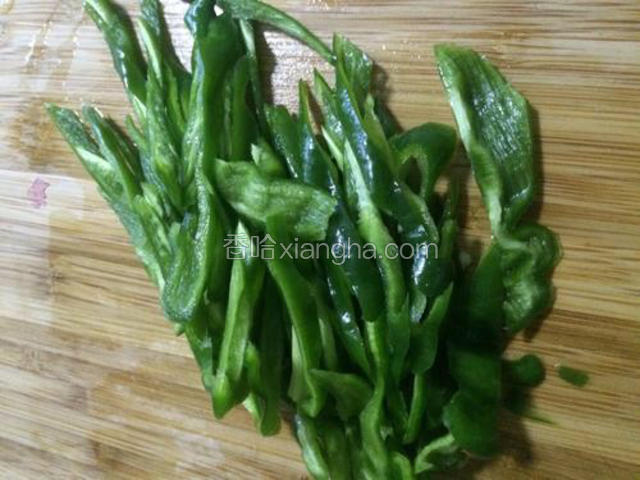 将螺丝椒洗净切丝备用