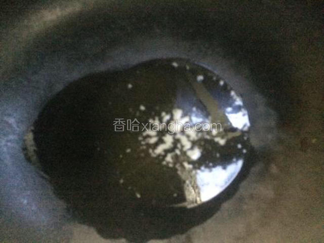 将锅洗净烧热，倒入适量的花生油