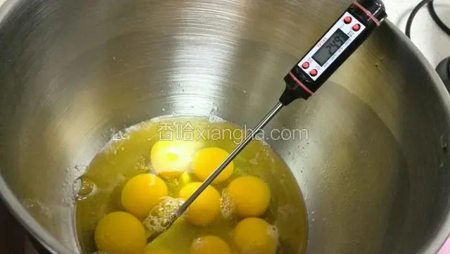 鸡蛋打入盆内隔热水至40度