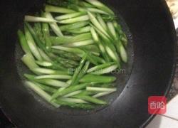 芦笋炒百合的做法图解3