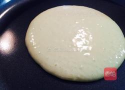 草莓夹心松软荷苞饼的做法图解3