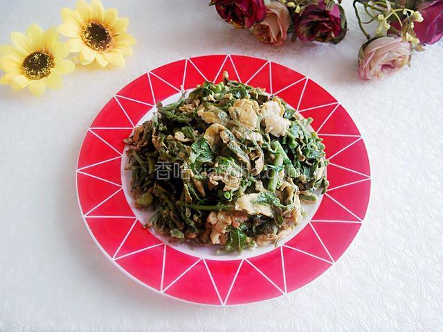 盛盘食用。。香椿独特味道让人胃口大开。