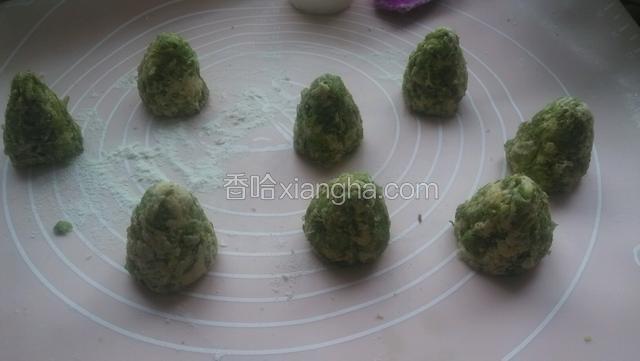 用手搓成上尖下平的形状，底部中间用拇指下一个洞