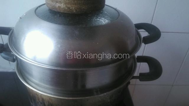 大火烧开蒸十五分钟就可以了。盖子闷两三分钟掀开