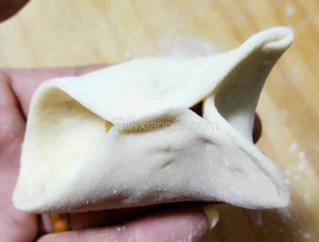 再将两边各捏两下，形成四角形