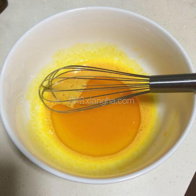 加入玉米油搅拌均匀。