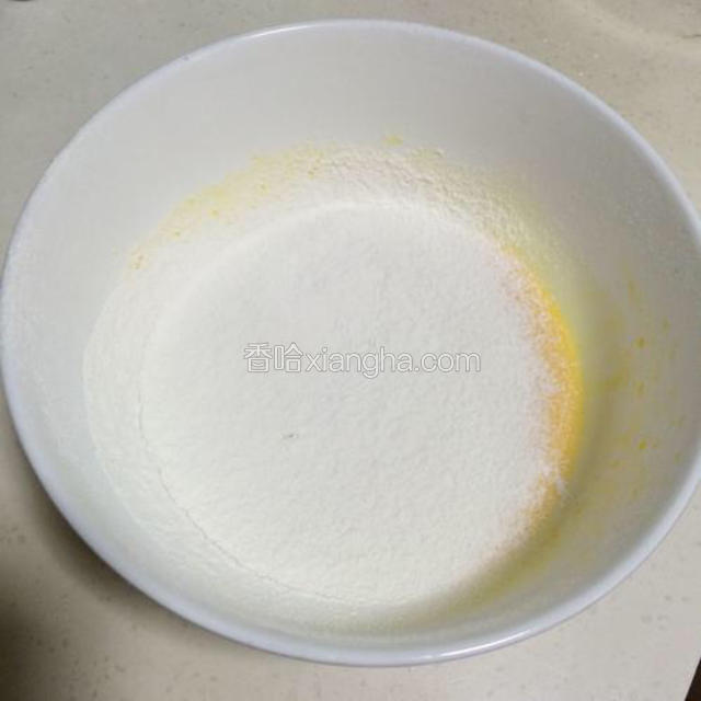 筛入低筋面粉。