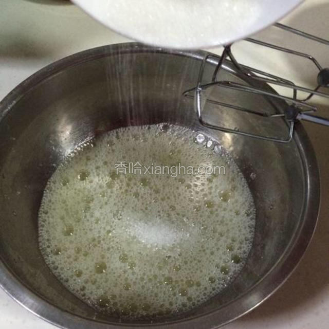 用电动打蛋器把蛋白打到粗泡，加入1/3的细砂糖，然后继续搅打。
