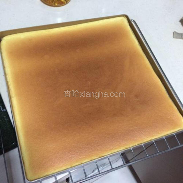 出炉震一下，把蛋糕连同油纸一起取出，把四周的油纸撕下来。