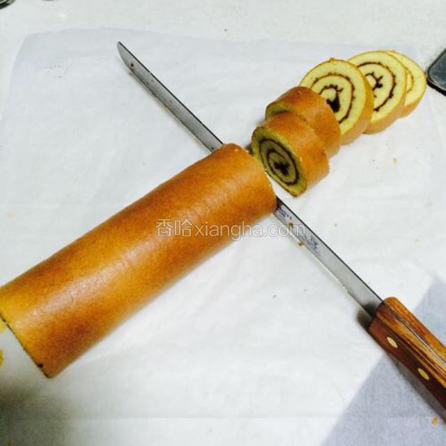 卷好固定住后，用刀切块。