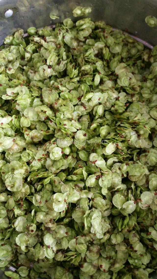 控干水，然后摸一层油这样面粉粘的少口感好