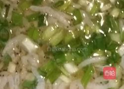 葱香虾皮蒸蛋的做法图解1