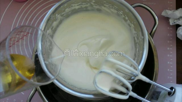 在倒入食用油用底速打几下与蛋液融合即可