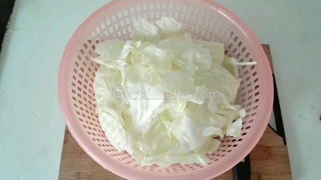 将解毒后的莲花白撕成小片。
