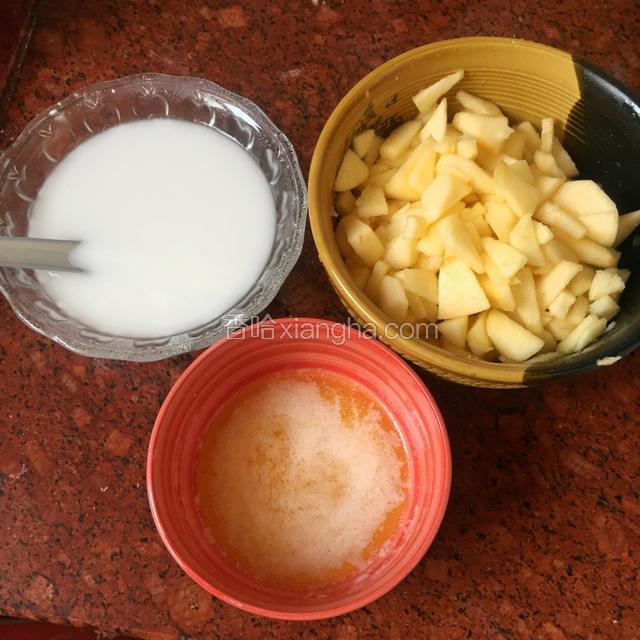苹果切成小丁加4勺糖搅拌均匀腌制两三分钟，水淀粉加适量的水搅拌均匀，黄油融化备用
