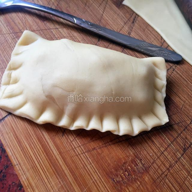 包起来，在用勺子的把印出一道边
