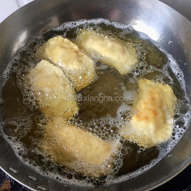 锅中放适量的玉米油，等油烧至六七成热的时候放入做好的派炸到两边金黄色就可以了，要用小火炸！