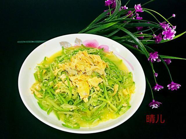 出锅盛盘，成型。