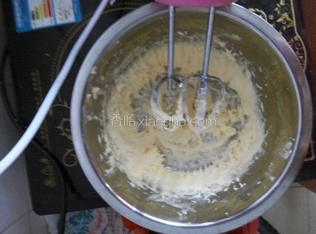 用打蛋器 把黄油打发。
