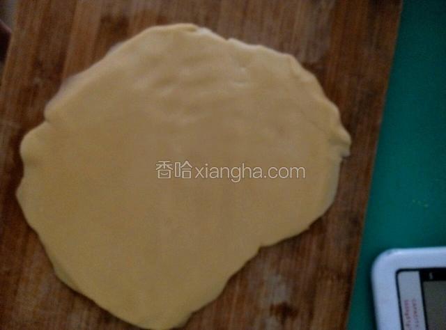 用擀面杖把面团擀成面皮