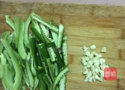 客家肉丸炒青椒的做法图解2