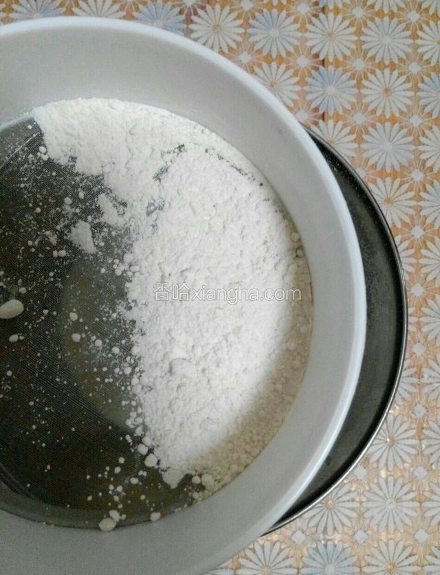 筛入低筋面粉，搅拌均匀！