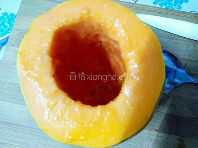 使整个木瓜形成一个木瓜盅。