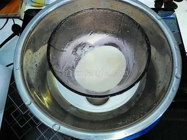 吉利丁粉隔热水融化。