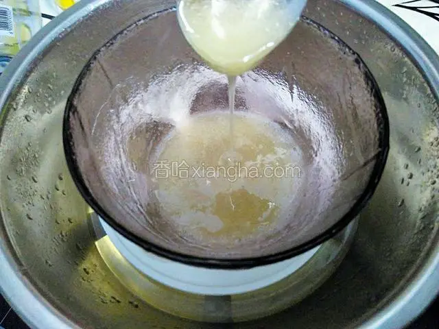 融化至吉利丁粉成顺滑的溶液。