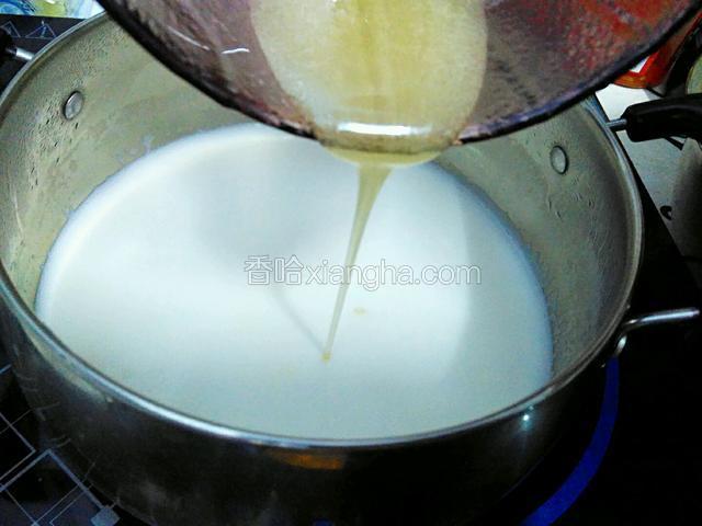 在椰奶中倒入吉利丁溶液。