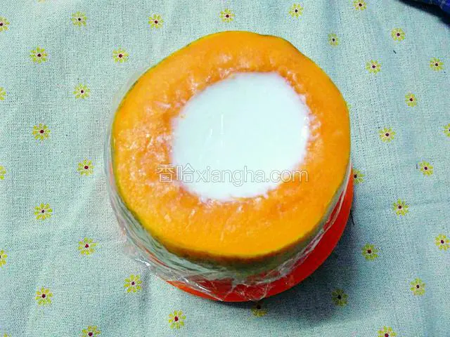 待椰奶凝固后，取出。
