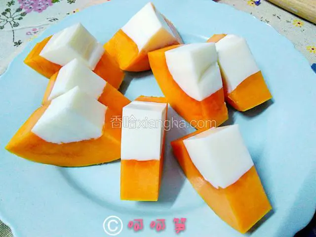 切块。一片片的小木瓜完成啦。
