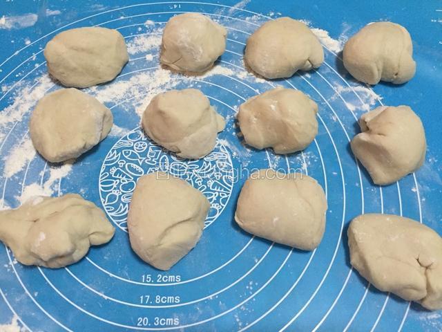 取出分成相同等量大小的小剂子