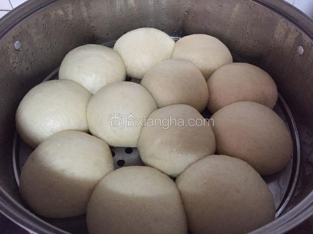 开盖时动作要快，免得水滴落到馒头，