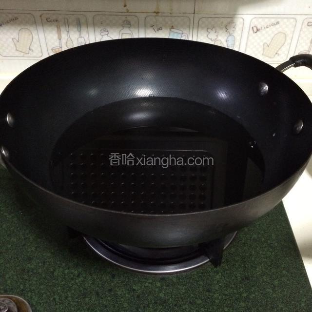 在锅里放水，烧开。