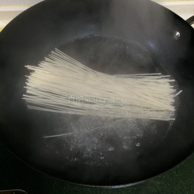 水开了后，把挂面放到锅内，不需要盖锅盖的。
