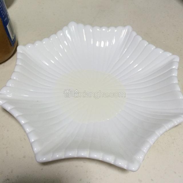 趁锅里煮面的时候，把酱料做好，先在盘子内倒入适量的油。