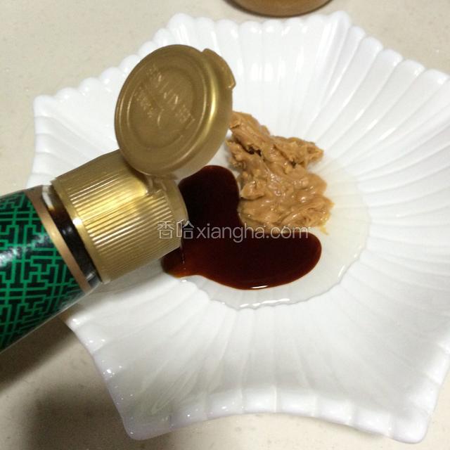 倒入些许蒸鱼鼓油。