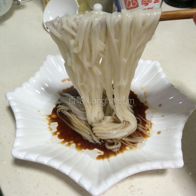 沥干水后放入盘子中。