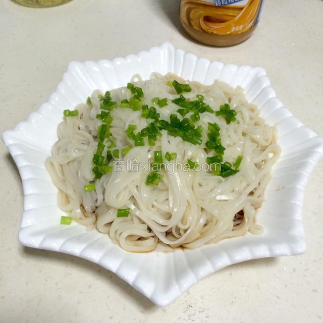 散上葱花。
