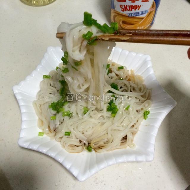 迅速翻拌均匀，以免时间过长冷了就不好翻版了。